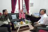General Manager PLN UIW Babel, Dini Sulistyawati  bersama Senior Manager Keuangan, Komunikasi dan Umum Anton Wahyu ( kiri) saat silaturahmi ke Kantor Berita Antara Babel, Rabu (4/6) dan disambut langsung  oleh Kepala Biro LKBN Antara Babel Joko Susilo (baju putih) . Kunjungan ini salain dalam rangka mempererat silaturahmi juga untuk meningkatkan sinergitas dalam penyebaran informasi kepada masyarakat di Negeri Serumpun Sebalai. (Antara/Rustam) 