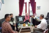 General Manager PLN UIW Babel, Dini Sulistyawati  bersama Senior Manager Keuangan, Komunikasi dan Umum  Anton Wahyu (kedua kiri) dan Manager Aset Properti Komunikasi dan Umum  Muhammad Patriansyah (kiri) saat silaturahmi ke Kantor Berita Antara Babel, Rabu (4/6) dan disambut langsung  oleh Kepala Biro LKBN Antara Babel Joko Susilo (baju putih) . Kunjungan ini salain dalam rangka mempererat silaturahmi juga untuk meningkatkan sinergitas dalam penyebaran informasi kepada masyarakat di Negeri Serumpun Sebalai. (Antara/Rustam) 