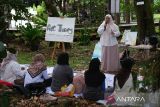 Terapis terapi seni Lenny Sofian memandu peserta untuk menggambar dalam sesi terapi seni terbuka di Galeri Hasil Hutan Pontianak, Kalimantan Barat, Rabu (4/6/2025). Kegiatan yang merupakan bagian dari rangkaian KOMPAK On Drawing 2025 bertema Daur Ulang Imajinasi ini bertujuan membantu peserta mengekspresikan emosi dan meredakan tekanan psikologis melalui seni dengan pendekatan santai dan partisipatif. ANTARA FOTO/Jessica Wuysang