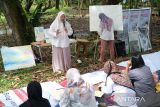 Terapis terapi seni Lenny Sofian memandu peserta untuk menggambar dalam sesi terapi seni terbuka di Galeri Hasil Hutan Pontianak, Kalimantan Barat, Rabu (4/6/2025). Kegiatan yang merupakan bagian dari rangkaian KOMPAK On Drawing 2025 bertema Daur Ulang Imajinasi ini bertujuan membantu peserta mengekspresikan emosi dan meredakan tekanan psikologis melalui seni dengan pendekatan santai dan partisipatif. ANTARA FOTO/Jessica Wuysang