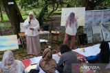 Terapis terapi seni Lenny Sofian memandu peserta untuk menggambar dalam sesi terapi seni terbuka di Galeri Hasil Hutan Pontianak, Kalimantan Barat, Rabu (4/6/2025). Kegiatan yang merupakan bagian dari rangkaian KOMPAK On Drawing 2025 bertema Daur Ulang Imajinasi ini bertujuan membantu peserta mengekspresikan emosi dan meredakan tekanan psikologis melalui seni dengan pendekatan santai dan partisipatif. ANTARA FOTO/Jessica Wuysang