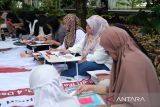Peserta menggambar bebas dalam sesi terapi seni terbuka di Galeri Hasil Hutan Pontianak, Kalimantan Barat, Rabu (4/6/2025). Kegiatan yang merupakan bagian dari rangkaian KOMPAK On Drawing 2025 bertema Daur Ulang Imajinasi ini bertujuan membantu peserta mengekspresikan emosi dan meredakan tekanan psikologis melalui seni dengan pendekatan santai dan partisipatif. ANTARA FOTO/Jessica Wuysang
