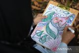 Peserta menggambar bebas dalam sesi terapi seni terbuka di Galeri Hasil Hutan Pontianak, Kalimantan Barat, Rabu (4/6/2025). Kegiatan yang merupakan bagian dari rangkaian KOMPAK On Drawing 2025 bertema Daur Ulang Imajinasi ini bertujuan membantu peserta mengekspresikan emosi dan meredakan tekanan psikologis melalui seni dengan pendekatan santai dan partisipatif. ANTARA FOTO/Jessica Wuysang