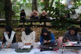 Peserta menggambar bebas dalam sesi terapi seni terbuka di Galeri Hasil Hutan Pontianak, Kalimantan Barat, Rabu (4/6/2025). Kegiatan yang merupakan bagian dari rangkaian KOMPAK On Drawing 2025 bertema Daur Ulang Imajinasi ini bertujuan membantu peserta mengekspresikan emosi dan meredakan tekanan psikologis melalui seni dengan pendekatan santai dan partisipatif. ANTARA FOTO/Jessica Wuysang