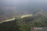 Foto udara wisata Kawah Gunung Galunggung di Kabupaten Tasikmalaya, Jawa Barat, Rabu (4/6/2025). Gunung Galunggung yang berstatus kawasan hutan lindung dan wisata itu merupakan gunung api yang memiliki ketinggian 2.240 meter di atas permukaan laut dan dikelola oleh PT Palawi Risorsis anak perusahaan Perhutani. ANTARA FOTO/Adeng Bustomi/agr
