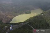 Foto udara wisata Kawah Gunung Galunggung di Kabupaten Tasikmalaya, Jawa Barat, Rabu (4/6/2025). Gunung Galunggung yang berstatus kawasan hutan lindung dan wisata itu merupakan gunung api yang memiliki ketinggian 2.240 meter di atas permukaan laut dan dikelola oleh PT Palawi Risorsis anak perusahaan Perhutani. ANTARA FOTO/Adeng Bustomi/agr