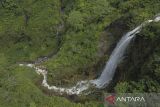 Foto udara wisata Curug Agung Gunung Galunggung di Kabupaten Tasikmalaya, Jawa Barat, Rabu (4/6/2025). Gunung Galunggung yang berstatus kawasan hutan lindung dan wisata itu merupakan gunung api yang memiliki ketinggian 2.240 meter di atas permukaan laut dan dikelola oleh PT Palawi Risorsis anak perusahaan Perhutani. ANTARA FOTO/Adeng Bustomi/agr