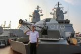 Seorang Angkatan Laut Rusia melakukan hormat didepan kapal perang RFS Aldar Tsidenzhapov-339 di Pelabuhan Tanjung Priok,Jakarta, Selasa (3/6/2025). Dalam rangka perayaan ke-75 hubungan diplomatik Indonesia-Rusia, dua kapal perang Armada Pasifik Angkatan Laut Rusia RFS Aldar Tsidenzhapov-339 dan RFS Rezkiy-343 berkunjung ke Indonesia dan mengikuti latihan Passing Exercise (Passex) serta melakukan kunjungan kehormatan. ANTARA FOTO/Asprilla Dwi Adha/foc.