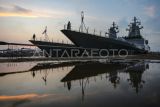 Kapal perang Rusia RFS Aldar Tsidenzhapov-339 (kanan) dan RFS Rezkiy-343 (kiri) bersandar di Pelabuhan Tanjung Priok,Jakarta, Selasa (3/6/2025). Dalam rangka perayaan ke-75 hubungan diplomatik Indonesia-Rusia, dua kapal perang Armada Pasifik Angkatan Laut Rusia RFS Aldar Tsidenzhapov-339 dan RFS Rezkiy-343 berkunjung ke Indonesia dan mengikuti latihan Passing Exercise (Passex) serta melakukan kunjungan kehormatan. ANTARA FOTO/Asprilla Dwi Adha/foc.