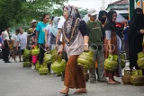 Warga membawa tabung gas elpiji 3 kilogram saat pelaksanaan pasar murah di kawasan Pasar Inpres Kebun Sayur, Balikpapan, Kalimantan Timur, Senin (2/6/2025). Tim Pengendalian Inflasi Daerah Kota Balikpapan menggelar pasar murah untuk menjaga stabilitas harga jelang Hari Raya Idul Adha 1446 Hijriah dengan menyediakan barang pokok dan penting berupa gas elpiji, telur, beras, minyak goreng serta kebutuhan pangan lainnya. Antara Kaltim/Aditya Nugroho/foc/mrh