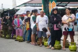 Warga antre untuk membeli gas elpiji 3 kilogram saat pelaksanaan pasar murah di kawasan Pasar Inpres Kebun Sayur, Balikpapan, Kalimantan Timur, Senin (2/6/2025). Tim Pengendalian Inflasi Daerah Kota Balikpapan menggelar pasar murah untuk menjaga stabilitas harga jelang Hari Raya Idul Adha 1446 Hijriah dengan menyediakan barang pokok dan penting berupa gas elpiji, telur, beras, minyak goreng serta kebutuhan pangan lainnya. Antara Kaltim/Aditya Nugroho/foc/mrh