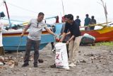 Pariaman gelar aksi bersih pantai peringati Hari Lingkungan Hidup Sedunia