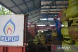 Pekerja melakukan pengisian ulang tabung gas elpiji subsidi berukuran 3 kilogram di Stasiun Pengisian Bulk Elpiji Kota Bengkulu, Bengkulu, Jumat (19/4/2024). Pertamina Patra Niaga Sumbagsel menambah pasokan gas elpiji subsidi berukuran 3 kilogram sebanyak delapan persen atau setara dengan 100 ribu tabung per hari dari kuota harian 202 metrik ton (MT) di wilayah Provinsi Bengkulu sehingga cukup untuk memenuhi kebutuhan warga selama perayaan hari besar keagamaan Idul Adha 1446 H dan libur panjang. ANTARA FOTO/Muhammad Izfaldi/rwa