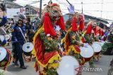Sejumlah taruna Akademi Militer (Akmil) mengikui kirab Latihan Integrasi Taruna Wreda (Latsitarda) Nusantara di Kota Serang, Banten, Rabu (4/6/2025). Latsitarda Nusantara XLV/2025 yang diikuti sebanyak 2.898 peserta taruna gabungan TNI, Polri, IPDN, PSSN, dan Uhan tersebut digelar di delapan kota/kabupaten di Provinsi Banten sebagai bentuk pengabdian dan pembelajaran taruna kepada masyarakat. ANTARA FOTO/Muhammad Bagus Khoirunas/gp