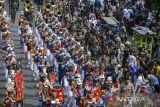 Sejumlah taruna Akademi Angkatan Udara (AAU) mengikui kirab Latihan Integrasi Taruna Wreda (Latsitarda) Nusantara di Kota Serang, Banten, Rabu (4/6/2025). Latsitarda Nusantara XLV/2025 yang diikuti sebanyak 2.898 peserta taruna gabungan TNI, Polri, IPDN, PSSN, dan Uhan tersebut digelar di delapan kota/kabupaten di Provinsi Banten sebagai bentuk pengabdian dan pembelajaran taruna kepada masyarakat. ANTARA FOTO/Muhammad Bagus Khoirunas/gp
