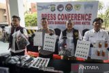 Kapolresta Bandara Soekarno-Hatta Kombes Pol Ronald Sipayung (kedua kiri) bersama Kepala Balai Pengawas Obat dan Makanan (BPOM) Tangerang Sony Mughofir (kanan), Kasat Resnarkoba Polresta Bandara Soekarno-Hatta AKP Michael Tandayu (kiri) dan Kepala Seksi Intelijen Bea Cukai Bandara Soekarno-Hatta Martin Tryanti (kedua kanan) menunjukkan barang bukti saat rilis kasus narkoba di Polresta Bandara Soekarno-Hatta, Kota Tangerang, Banten, Rabu (4/6/2025). Polresta dan Bea Cukai Bandara Soekarno-Hatta mengungkap dua kasus peredaran narkoba rokok elektrik jaringan internasional asal Thailand dengan mengamankan dua orang tersangka beserta barang bukti lima botol cairan etomidate, 1.225 catridge dan 10 alat suntik untuk mengisi cairan ke dalam pod. ANTARA FOTO/Putra M. Akbar/gp