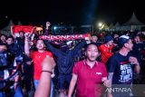 Warga mengikuti nonton bareng kualifikasi Piala Dunia 2026 antara Tim Nasional Indonesia melawan China di Kiara Artha Park, Bandung, Jawa Barat, Kamis (5/6/2025). Nonton bareng tersebut dihadiri ratusan warga Kota Bandung. ANTARA FOTO/Raisan Al Farisi/agr
