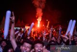 Warga menyalakan suar saat nonton bareng pertandingan Kualifikasi Piala Dunia 2026 antara Timnas Indonesia melawan China di Kiara Artha Park, Bandung, Jawa Barat, Kamis (5/6/2025). Nonton bareng tersebut dihadiri ratusan warga Kota Bandung. ANTARA FOTO/Raisan Al Farisi/agr
