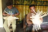 Dua warga membuat besek atau wadah dari anyaman bambu di Desa Andongsari, Pakem, Bondowoso, Jawa Timur, Rabu (4/6/2025). Jelang Idul Adha, besek yang menjadi alternatif pengganti kantong plastik untuk bungkus daging kurban mengalami kenaikan harga dari Rp90 ribu menjadi Rp 140 ribu per 100 biji karena ramah lingkungan dan dapat mengurangi sampah plastik. Antara Jatim/Seno/mas.