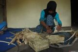 Seorang warga membuat besek atau wadah dari anyaman bambu di Desa Andongsari, Pakem, Bondowoso, Jawa Timur, Rabu (4/6/2025). Jelang Idul Adha, besek yang menjadi alternatif pengganti kantong plastik untuk bungkus daging kurban mengalami kenaikan harga dari Rp90 ribu menjadi Rp 140 ribu per 100 biji karena ramah lingkungan dan dapat mengurangi sampah plastik. Antara Jatim/Seno/mas.