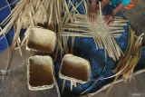Seorang warga membuat besek atau wadah dari anyaman bambu di Desa Andongsari, Pakem, Bondowoso, Jawa Timur, Rabu (4/6/2025). Jelang Idul Adha, besek yang menjadi alternatif pengganti kantong plastik untuk bungkus daging kurban mengalami kenaikan harga dari Rp90 ribu menjadi Rp 140 ribu per 100 biji karena ramah lingkungan dan dapat mengurangi sampah plastik. Antara Jatim/Seno/mas.