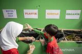 Siswa SD memilah sampah saat peringatan Hari Lingkungan Hidup Sedunia di SDN Cimahi Mandiri 2, Kota Cimahi, Jawa Barat, Kamis (5/6/2025). Pemerintah Kota Cimahi menggelar aksi bersih sampah plastik di sejumlah titik serta berbagai kegiatan edukasi lingkungan dalam rangka memperingati Hari Lingkungan Hidup Sedunia. ANTARA FOTO/Abdan Syakura/agr
