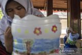 Siswa SD mengikuti lomba melukis di wadah daur ulang saat peringatan Hari Lingkungan Hidup Sedunia di kantor DPRD Kota Cimahi, Jawa Barat, Kamis (5/6/2025). Pemerintah Kota Cimahi menggelar aksi bersih sampah plastik di sejumlah titik serta berbagai kegiatan edukasi lingkungan dalam rangka memperingati Hari Lingkungan Hidup Sedunia. ANTARA FOTO/Abdan Syakura/agr
