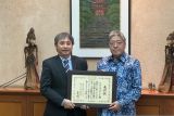 Kedubes Jepang memberikan penghargaan kepada Dekan FEB UI