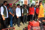 Menteri Kehutanan Raja Juli Antoni (keempat kanan) bersama Wakil Menteri Kehutanan Sulaiman Umar Siddiq (kiri) dan Wakil Gubernur Kalimantan Barat Krisantus Kurniawan (keempat kiri) melakukan pemeriksaan alat damkar dalam Apel Kesiapsiagaan Karhutla Nasional 2025 di Kantor Gubernur Kalimantan Barat, Kamis (5/6/2025). Kementerian Kehutanan menetapkan 52 desa di 12 kabupaten di Kalimantan Barat sebagai daerah sasaran pencegahan kebakaran hutan dan lahan yaitu Bengkayang, Kapuas Hulu, Kayong Utara, Ketapang, Kubu Raya, Landak, Melawi, Mempawah, Sambas, Sanggau, Sekadau dan Sintang. ANTARA FOTO/Jessica Wuysang