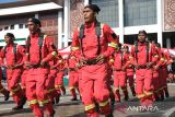 Sejumlah personel Manggala Agni Kalbar mengikuti Apel Kesiapsiagaan Karhutla Nasional 2025 di Kantor Gubernur Kalimantan Barat, Kamis (5/6/2025). Kementerian Kehutanan menetapkan 52 desa di 12 kabupaten di Kalimantan Barat sebagai daerah sasaran pencegahan kebakaran hutan dan lahan yaitu Bengkayang, Kapuas Hulu, Kayong Utara, Ketapang, Kubu Raya, Landak, Melawi, Mempawah, Sambas, Sanggau, Sekadau dan Sintang. ANTARA FOTO/Jessica Wuysang