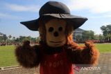 Si Pongi atau maskot nasional pengendalian kebakaran hutan dan lahan (karhutla) mengacungkan jempol usai Apel Kesiapsiagaan Karhutla Nasional 2025 di Kantor Gubernur Kalimantan Barat, Kamis (5/6/2025). Kementerian Kehutanan menetapkan 52 desa di 12 kabupaten di Kalimantan Barat sebagai daerah sasaran pencegahan kebakaran hutan dan lahan yaitu Bengkayang, Kapuas Hulu, Kayong Utara, Ketapang, Kubu Raya, Landak, Melawi, Mempawah, Sambas, Sanggau, Sekadau dan Sintang. ANTARA FOTO/Jessica Wuysang