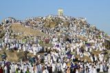 Umat Islam memadati Jabal Rahmah jelang wukuf di Arafah, Arab Saudi, Kamis (5/6/2025). Sekitar 1,83 juta muslim dari berbagai penjuru dunia termasuk dari Indonesia yang tahun ini memiliki kuota sebanyak 221.000 jamaah berkumpul di Arafah untuk melaksanakan wukuf yang merupakan rukun haji pada prosesi puncak ibadah haji 1446 H. ANTARA FOTO/Andika Wahyu/YU