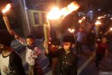 Sejumlah anak membawa obor saat takbir keliling di Kelurahan Lirboyo, Kota Kediri, Jawa Timur, Kamis (5/6/2025). Tradisi takbir keliling mengitari kampung tersebut guna menyambut datangnya Idul Adha 1446 Hijriah. Antara Jatim/Prasetia Fauzani/um