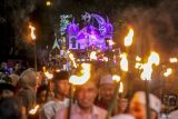 Sejumlah warga membawa obor saat pawai takbir keliling di Penanggungan, Malang, Jawa Timur, Kamis (5/6/2025). Pawai gema takbir keliling yang diselenggarakan Karang Taruna setempat itu diikuti sedikitnya seribu peserta dalam rangka menyambut Idul Adha 1446 Hijriah. Antara Jatim/Muhammad Mada/um