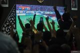 Sejumlah warga bersorak saat menyaksikan pertandingan sepak bola antara Timnas Indonesia melawan China pada laga Kualifikasi Piala Dunia 2026 putaran ketiga Zona Asia melalui layar proyektor di Pendopo Kabupaten Lumajang , Jawa Timur, Kamis (5/6/2025). Pemkab Lumajang menggelar nonton bareng (nobar) sebagai dukungan kepada Timnas Indonesia yang menang atas China dengan skor 1-0. Antara Jatim/Irfan Sumanjaya/um