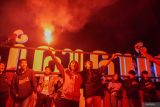 Sejumlah menyalakan suar seusai menyaksikan pertandingan sepak bola antara Timnas Indonesia melawan China pada laga Kualifikasi Piala Dunia 2026 putaran ketiga Zona Asia melalui layar proyektor di Pendopo Kabupaten Lumajang , Jawa Timur, Kamis (5/6/2025). Pemkab Lumajang menggelar nonton bareng (nobar) sebagai dukungan kepada Timnas Indonesia yang menang atas China dengan skor 1-0. Antara Jatim/Irfan Sumanjaya/um
