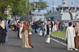 Warga antusias naik kapal perang TNI AL usai shalat id di Lantamal VI Makassar