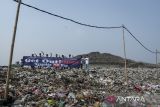 Massa aksi dari Koalisi Aktivis Lingkungan Hidup Tangerang membentangkan spanduk saat unjuk rasa di Tempat Pembuangan Akhir (TPA) Rawa Kucing, Kota Tangerang, Banten, Kamis (5/6/2025). Mereka menuntut percepatan pengoperasian Pengolahan Sampah Energi Listrik (PSEL) untuk mengatasi pengelolaan sampah di TPA Rawa Kucing yang sudah mendekati kapasitas maksimal. ANTARA FOTO/Putra M. Akbar/gp