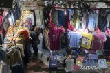 Calon pembeli memilih pakaian di Pasar Induk Rau, Kota Serang, Banten, Kamis (5/6/2025). Badan Pusat Statistik (BPS) Provinsi Banten mencatat pada bulan Mei 2025 secara year on year (y-on-y), Banten mengalami inflasi sebesar 1,57 persen dengan Indeks Harga Konsumen (IHK) sebesar 107,71 yang disebabkan adanya kenaikan harga pada semua kelompok pengeluaran, di antaranya kelompok makanan, minuman dan tembakau sebesar 1,30 persen serta pakaian dan alas kaki sebesar 1,29 persen. ANTARA FOTO/Angga Budhiyanto/gp