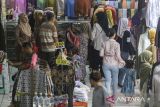 Calon pembeli memilih kerudung di Pasar Induk Rau, Kota Serang, Banten, Kamis (5/6/2025). Badan Pusat Statistik (BPS) Provinsi Banten mencatat pada bulan Mei 2025 secara year on year (y-on-y), Banten mengalami inflasi sebesar 1,57 persen dengan Indeks Harga Konsumen (IHK) sebesar 107,71 yang disebabkan adanya kenaikan harga pada semua kelompok pengeluaran, di antaranya kelompok makanan, minuman dan tembakau sebesar 1,30 persen serta pakaian dan alas kaki sebesar 1,29 persen. ANTARA FOTO/Angga Budhiyanto/gp