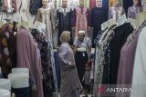 Calon pembeli mencoba pakaian di Pasar Induk Rau, Kota Serang, Banten, Kamis (5/6/2025). Badan Pusat Statistik (BPS) Provinsi Banten mencatat pada bulan Mei 2025 secara year on year (y-on-y), Banten mengalami inflasi sebesar 1,57 persen dengan Indeks Harga Konsumen (IHK) sebesar 107,71 yang disebabkan adanya kenaikan harga pada semua kelompok pengeluaran, di antaranya kelompok makanan, minuman dan tembakau sebesar 1,30 persen serta pakaian dan alas kaki sebesar 1,29 persen. ANTARA FOTO/Angga Budhiyanto/gp