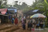 Sejumlah warga penyintas korban bencana longsor dan banjir bandang berjalan menuju rumahnya usai melaksanakan Shalat Idul Adha di Kampung Cigobang, Lebak, Banten, Jumat (6/6/2025). Pelaksanaan Shalat Idul Adha 1446 Hijriah tersebut digelar warga penyintas korban bencana longsor dan banjir bandang Lebak pada tahun 2020 di tenda huntara dengan penuh suka cita. ANTARA FOTO/Muhammad Bagus Khoirunas/gp
