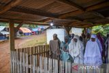 Warga penyintas korban bencana longsor dan banjir bandang melaksanakan Shalat Idul Adha di Kampung Cigobang, Lebak, Banten, Jumat (6/6/2025). Pelaksanaan Shalat Idul Adha 1446 Hijriah tersebut digelar warga penyintas korban bencana longsor dan banjir bandang Lebak pada tahun 2020 di tenda huntara dengan penuh suka cita. ANTARA FOTO/Muhammad Bagus Khoirunas/gp