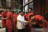 Presiden Prabowo Subianto berjabat tangan dengan Pemain Timnas Shayne Pattynama (kanan) saat melakukan pertemuan di Kertanegara, Jakarta, Jumat (6/6/2025). Pertemuan tersebut dilakukan dalam rangka makan siang bersama sekaligus merayakan kemenangan Timnas Indonesia melawan Tim Sepak Bola China dengan skor 1-0. ANTARA FOTO/Nugraha Putra/gp