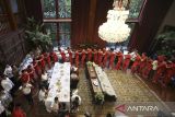 Presiden Prabowo Subianto berjabat tangan dengan Pemain Timnas Shayne Pattynama (kanan) saat melakukan pertemuan di Kertanegara, Jakarta, Jumat (6/6/2025). Pertemuan tersebut dilakukan dalam rangka makan siang bersama sekaligus merayakan kemenangan Timnas Indonesia melawan Tim Sepak Bola China dengan skor 1-0. ANTARA FOTO/Nugraha Putra/gp