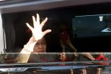 Presiden ke-5 RI yang juga ketua umum PDIP Megawati Soekarnoputri (kiri) menyapa simpatisan partai dan masyarakat usai berziarah di makam Presiden Soekarno di Blitar, Jawa Timur, Jumat (6/6/2025). Ziarah tersebut dalam rangka memperingati hari lahir (Harlah) Presiden Soekarno. ANTARA Jatim/Irfan Anshori/mas.