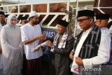 Gubernur Aceh, Muzakir Manaf (kedua kiri) menyerahkan tali pengikat sapi  secara simbolis kepada kepada Imam Besar Masjid Raya Baiturrahman,  Azman Ismail (kedua kanan) saat penyaluran  sapi kurban bantuan Presiden Prabowo Subianto  di Banda Aceh, Aceh, Jumat (6/6/2025). Presiden Prabowo Subianto menyerahkan sebanyak 985 ekor sapi kurban pada Hari Raya Idul Adha 1446 Hijriyah di seluruh Indonesia dan sebanyak 24 ekor sapi di antaranya disalurkan untuk seluruh kabupaten/kota di provinsi Aceh. ANTARA FOTO/Ampelsa.