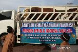 Dua anak  menyaksikan sapi kurban bantuan Presiden Prabowo Subianto saat proses penyaluran di Masjid Raya Baiturrahman, Banda Aceh, Aceh, Jumat (6/6/2025). Presiden Prabowo Subianto menyerahkan sebanyak 985 ekor sapi kurban pada Hari Raya Idul Adha 1446 Hijriyah di seluruh Indonesia dan sebanyak  24 ekor sapi di antaranya disalurkan kepada masing-masing  kabupaten/kota di provinsi Aceh.  ANTARA FOTO/Ampelsa.