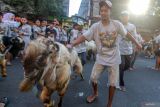 Warga mengarak kambing saat Pawai Hewan Kurban di Wetan Pasar, Malang, Jawa Timur, Jumat (6/6/2025). Kegiatan yang dilakukan setahun sekali itu merupakan tradisi yang dilakukan warga setempat sebelum proses penyembelihan hewan kurban saat Hari Raya Idul Adha. ANTARA Jatim/Muhammad Mada/mas.