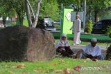 Sejumlah warga berdoa saat berziarah di kuburan massal  tsunami, Desa Ulee Lheue, Banda Aceh, Aceh, Jumat (6/6/2025). Ziarah kubur seusai melaksanakan shalat Idul Adha 1446 Hijriyah itu, untuk mendoakan keluarganya yang menjadi korban dalam peristiwa  bencana tsunami 2004 lalu. ANTARA FOTO/Ampelsa.